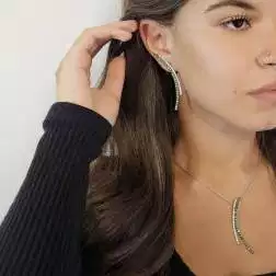 Orecchini Pendenti Curvi con Tsavorite e Diamanti in Oro Bianco foto indossata
