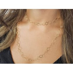 Collana Laccio 90cm Catena a Rombi Piatti in Oro Giallo foto indossata