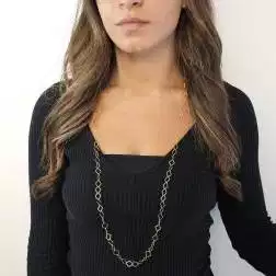 Collana Laccio 90cm Catena a Rombi Piatti in Oro Giallo foto indossata