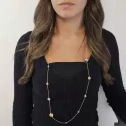 Collana Laccio 96cm con Sfere Diamantate in Oro Giallo e Bianco foto indossata