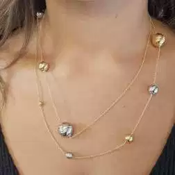 Collana Laccio 96cm con Sfere Diamantate in Oro Giallo e Bianco foto indossata