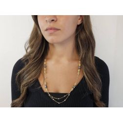 Collana 60cm con Ciondoli ricamati e Sfere Diamantate in Oro Giallo e Bianco foto indossata