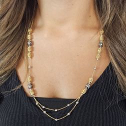 Collana 60cm con Ciondoli ricamati e Sfere Diamantate in Oro Giallo e Bianco foto indossata
