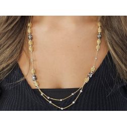 Collana 60cm con Ciondoli ricamati e Sfere Diamantate in Oro Giallo e Bianco foto indossata