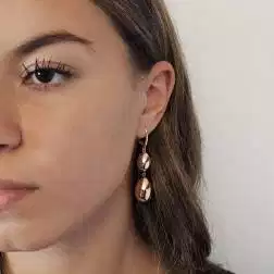 Orecchini Pendenti 2 Ovali Lucidi in Oro Rosa foto indossata
