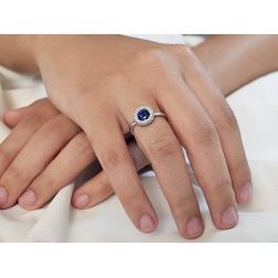 Anello Zircone blu rotondo contornato Oro Bianco foto indossata