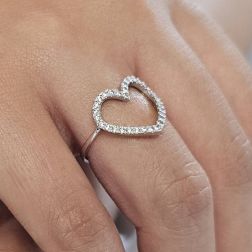 Anello Cuore forato con Zirconi foto indossata