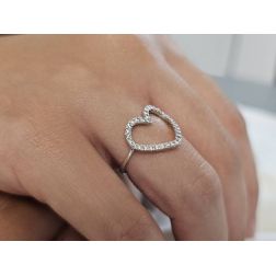 Anello Cuore forato con Zirconi foto indossata