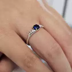 Anello Solitario con Zircone Blu contornato da Zirconi Bianchi oro Bianco foto indossata
