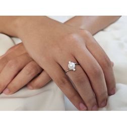 Anello Contrarié con Perla 7,50mm e due Zirconi in Oro Bianco - Grande foto indossata