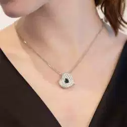 Collana Cuore Zaffiro Blu e pavè Diamanti foto indossata