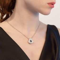 Collana Cuore Zaffiro Blu e pavè Diamanti foto indossata