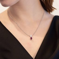 Girocollo semirigido con Rubino Rosso Ovale e 5 Diamanti in Oro Bianco foto indossata
