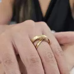 Anello a X in Oro Giallo martellato e lucido foto indossata