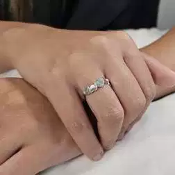 Anello Fascia di Cuori incavati Oro Bianco foto indossata