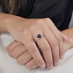Anello con Perla nera e 4 Zirconi in Oro Bianco foto indossata