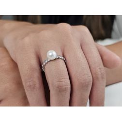 Anello con Perla e ciottolini in Oro Bianco foto indossata