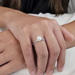 Anello con Perla e ciottolini in Oro Bianco foto indossata