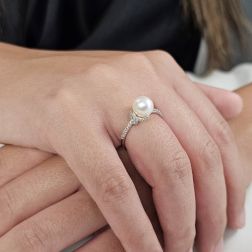 Anello Nodo con Perla e Zirconi Oro Bianco foto indossata