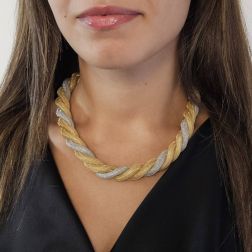 Collana intrecciata modello calzamaglia in Oro Giallo e Bianco foto indossata