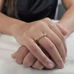 Anello Scultura rettangolare Oro Giallo e Bianco foto indossata