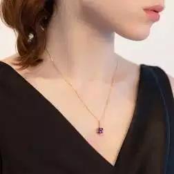 Collana con ciondolo Ametista quadrata 7x7mm e Barretta Diamanti foto indossata