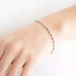 Bracciale con Barilotti alternati in Oro Bianco foto indossata