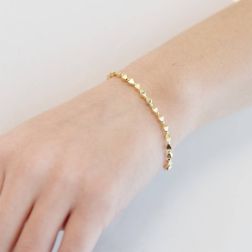 Bracciale a Rombi Tridimensionali in Oro Giallo foto indossata