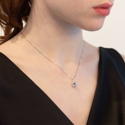 Collana con Zaffiro Blu Ovale 8x6mm e Barretta Diamanti foto indossata
