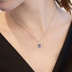 Collana con Zaffiro Blu Ovale 8x6mm e Barretta Diamanti foto indossata