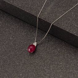 Girocollo Rubino Cabochon Ovale 9,80x7,70mm e 3 Diamanti in Oro Bianco