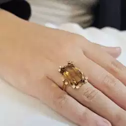 Anello Topazio Citrino Rettangolare Oro Giallo foto indossata