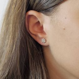 Orecchini Fiore con petali a punta in Oro Bianco 18kt e Zirconi foto indossata