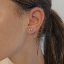 Orecchini fiocchetto in Oro Bianco 18kt e zirconi foto indossata