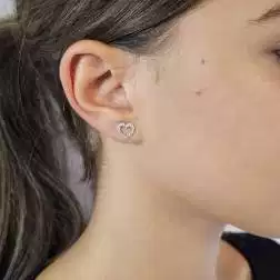 Orecchini cuore forato oro bianco e zirconi foto indossata