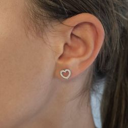 Orecchini cuore forato oro bianco e zirconi foto indossata