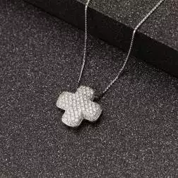 Collana con Croce Quadrata pavè di Diamanti