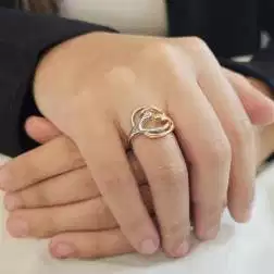 Anello Abbraccio Piccolo in Oro Bianco e Oro Rosa foto indossata