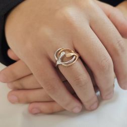 Anello Abbraccio Piccolo in Oro Bianco e Oro Rosa foto indossata