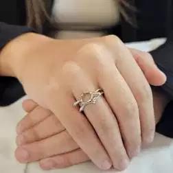 Anello Abbraccio "Passione" in Oro Bianco e Oro Rosa foto indossata