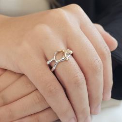 Anello Abbraccio "Passione" in Oro Bianco e Oro Rosa foto indossata