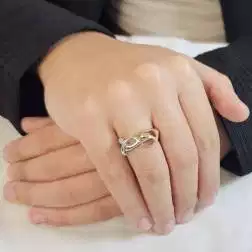 Anello Abbraccio Stilizzato in Oro Bianco e Oro Rosa foto indossata