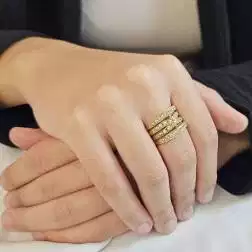 Anello Quattro Fili Intrecciato con Zirconi Oro Giallo foto indossata