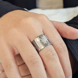 Anello a fascia Stellato in Oro Bianco e Nero foto indossata