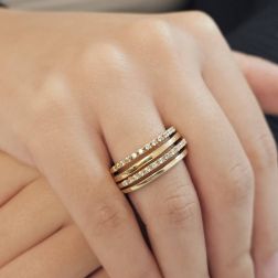 Anello 4 fili sfalsati con zirconi, in Oro Giallo foto indossata