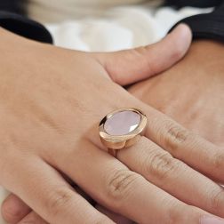 Anello Quarzo Rosa Ovale Oro Rosa foto indossata