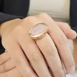 Anello Quarzo Rosa Ovale Oro Rosa foto indossata