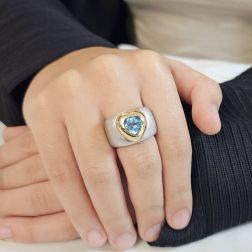 Anello Topazio Azzurro a forma di cuore Oro Bianco e Giallo foto indossata