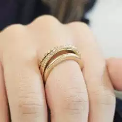Anello Quattro fili sfalsati con zirconi in Oro Giallo