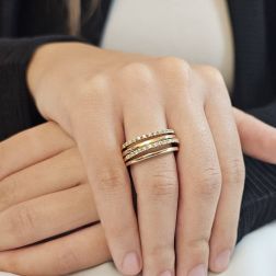 Anello 4 fili sfalsati con zirconi, in Oro Giallo foto indossata